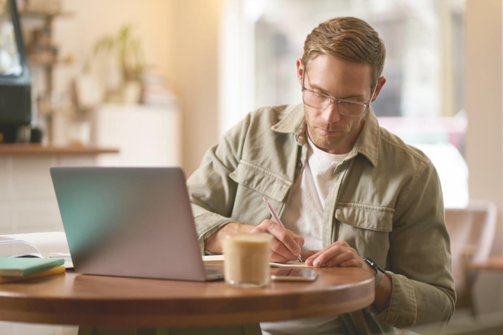 Espace de travail avec documents financiers et ordinateur portable
